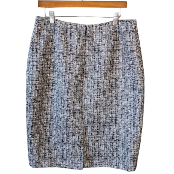 Kasper Business Casual Knee Length Skirt with Hidden Zipper and slit at back - Picture 2 of 10